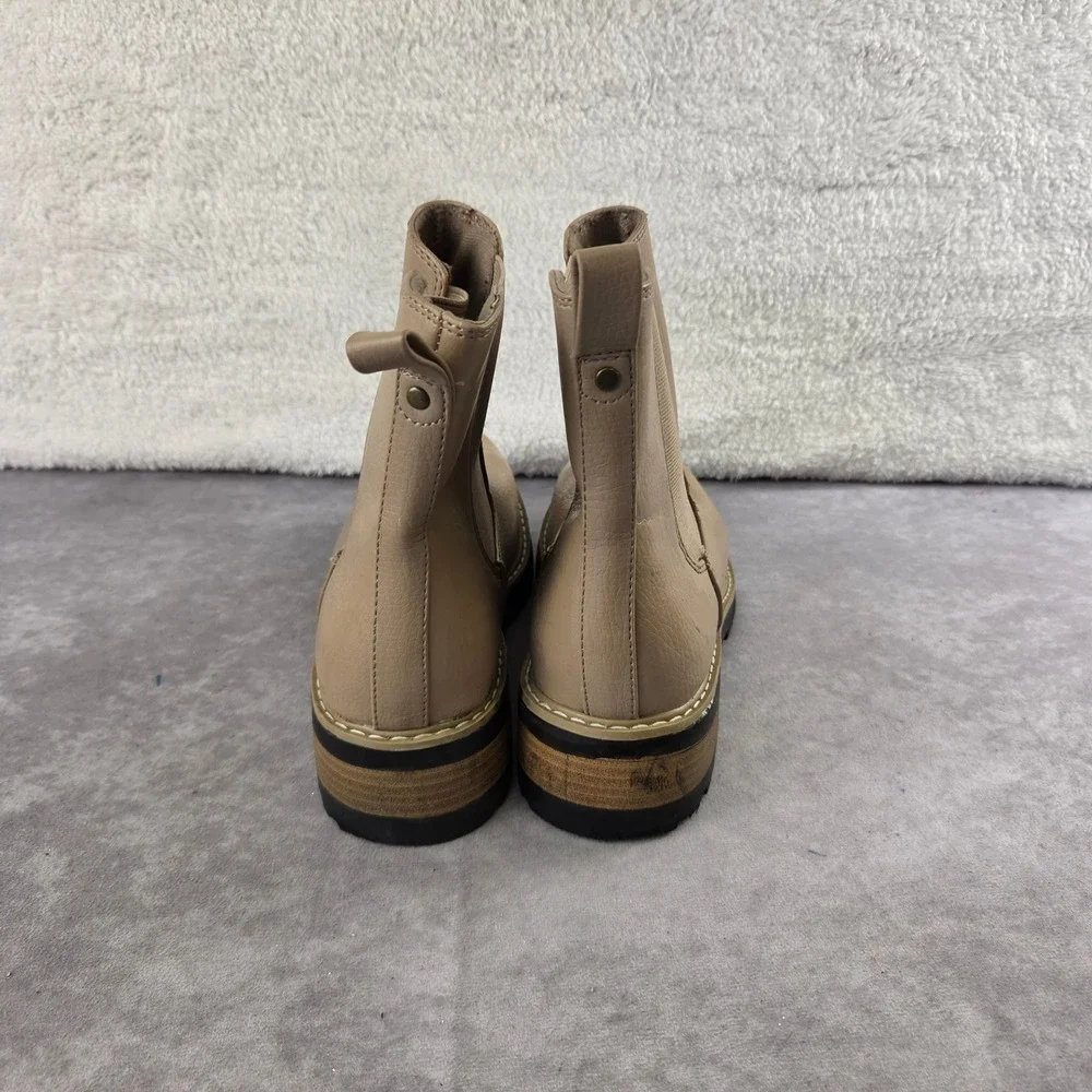 Universal Thread Womens Tan Beige Chelsea Ankle Boots Lug Sole Size 8.5 S2152